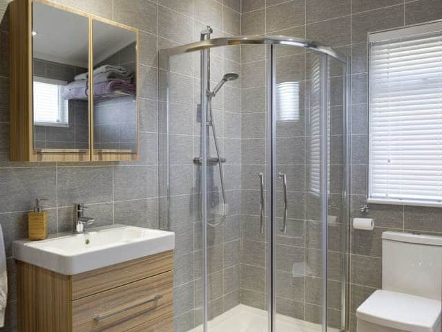 En-suite with shower cubicle and Jacuzzi bath | Seacliff, Corton, near Lowestoft