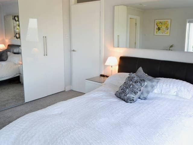 Master en-suite bedroom, king size bed, harbour views | Gwel An Porth, Falmouth