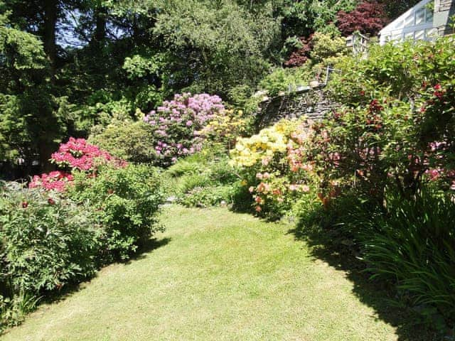 Magnificent well-maintained garden | 1 The Knoll, Ambleside