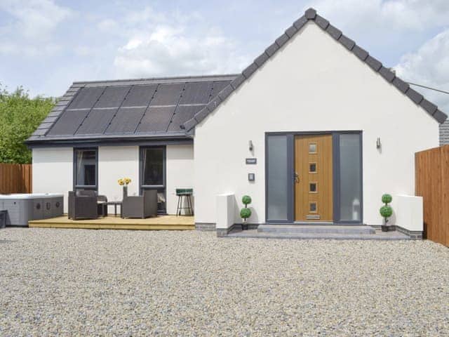Contemporary single-storey detached holiday home | Sunflower Cottage - Hoxne Cottages, Strensall, near York