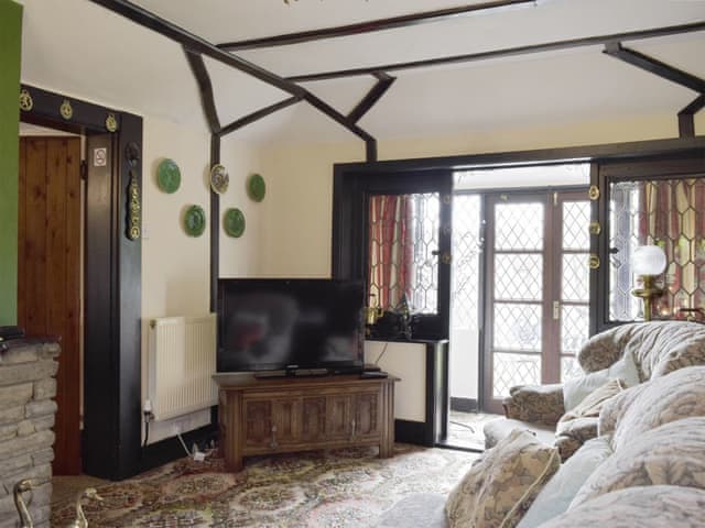 Charming living room with wood beams throughout | Tillet Cottage, Oulton Broad, near Lowestoft