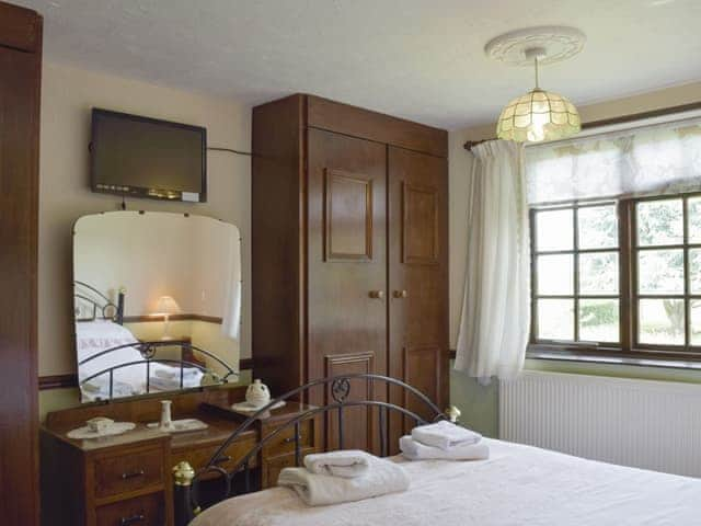 Dressing area within double bedroom | Tillet Cottage, Oulton Broad, near Lowestoft