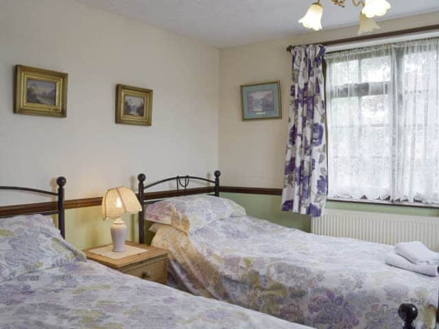 Light and airy twin bedroom | Tillet Cottage, Oulton Broad, near Lowestoft