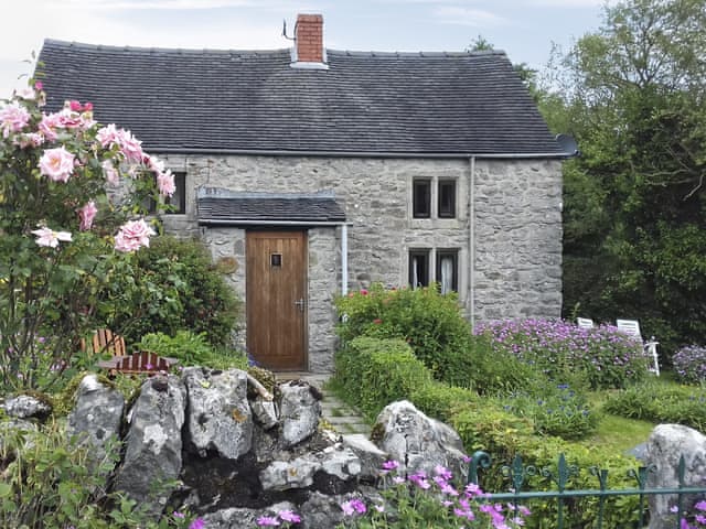 Beautiful, detached, chocolate box cottage | Ivy Cottage, Aldwark, near Matlock