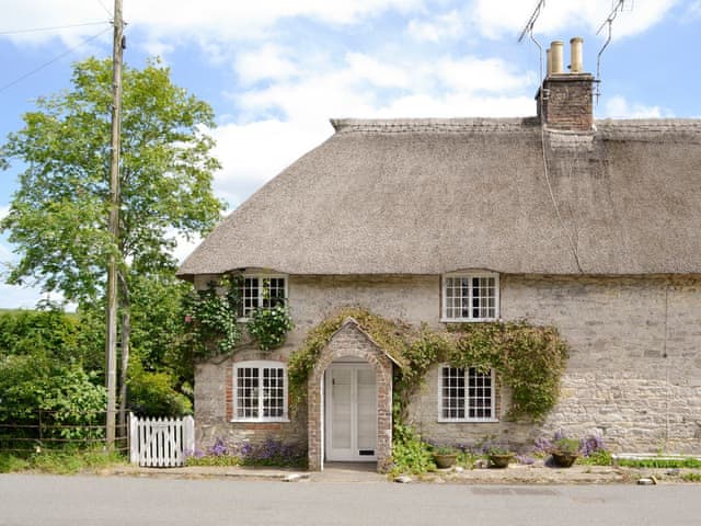 Picture-perfect thatched cottage | The Old Post Office, Lower Bockhampton
