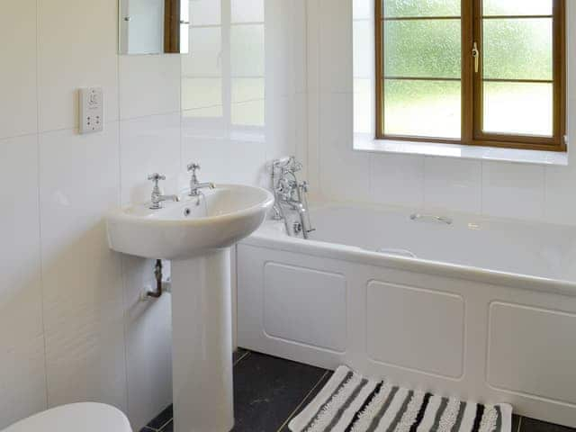 Light and airy bathroom | Tarka&rsquo;s Holt Log Cabin - Stowford Lodge Holiday Cottages, Langtree, near Great Torrington