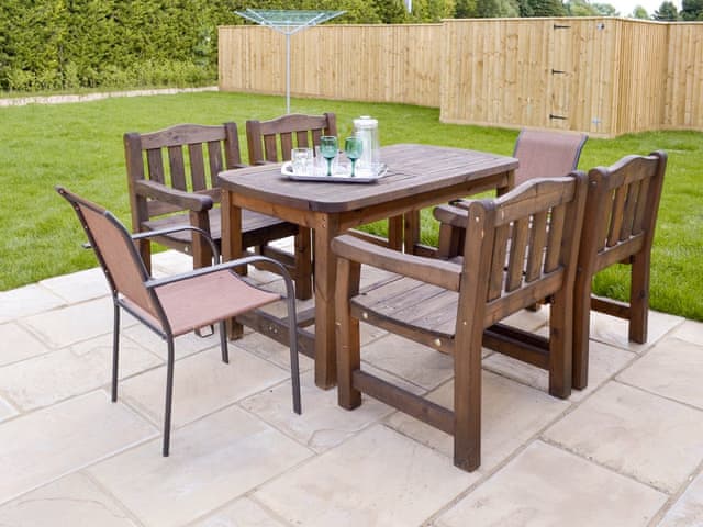 Large lawned garden with patio area | Old Dairy - Andover Lane Farm, Faberstown, near Andover