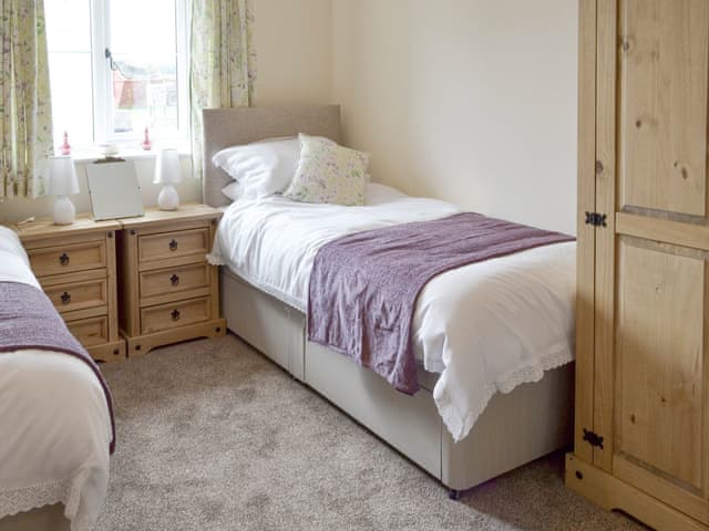 Light and airy twin bedroom | Old Dairy - Andover Lane Farm, Faberstown, near Andover