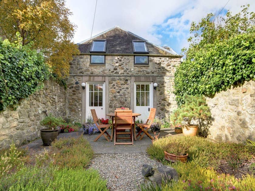 Garden Cottage In Linlithgow Near Edinburgh Edinburgh And The