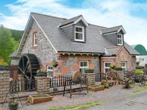 Characterful 18th-century stone-built holiday home with a waterwheel | The Cottage, Glenmidge, Auldgirth, near Dumfries