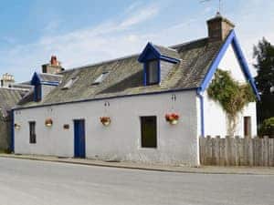 Delightful cottage | West End Cottage, Carrbridge, near Aviemore