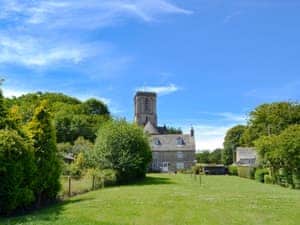 Large, spacious shared lawned garden | Sweet Pea Cottage, Kingston, near Corfe Castle