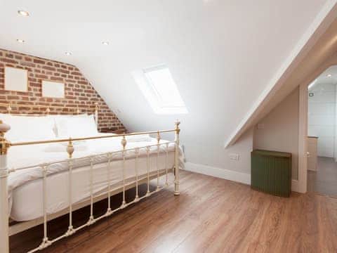 Large double bedroom with en-suite | Bank Apartment 2, Dartmouth
