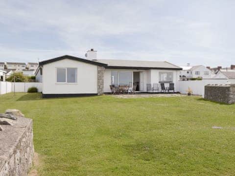 Spacious detached bungalow | West Lawn, Rhosneigr, Anglesey