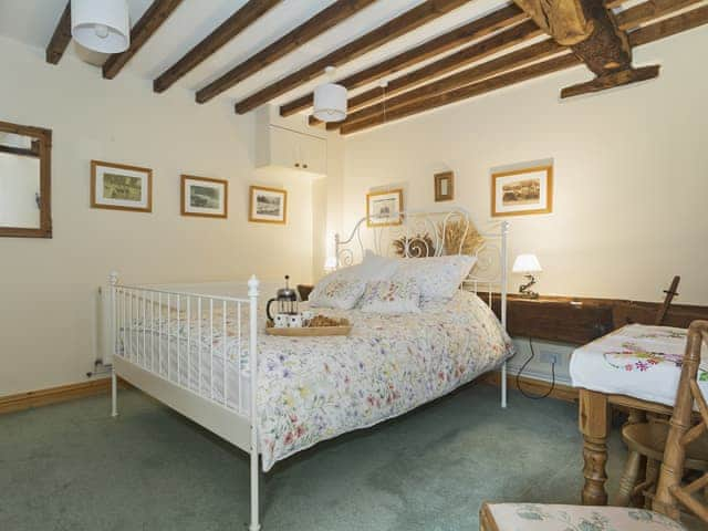 Elegantly decorated king size bedroom with en-suite bathroom | Flowers Barn, Middle Duntisbourne, near Cirencester