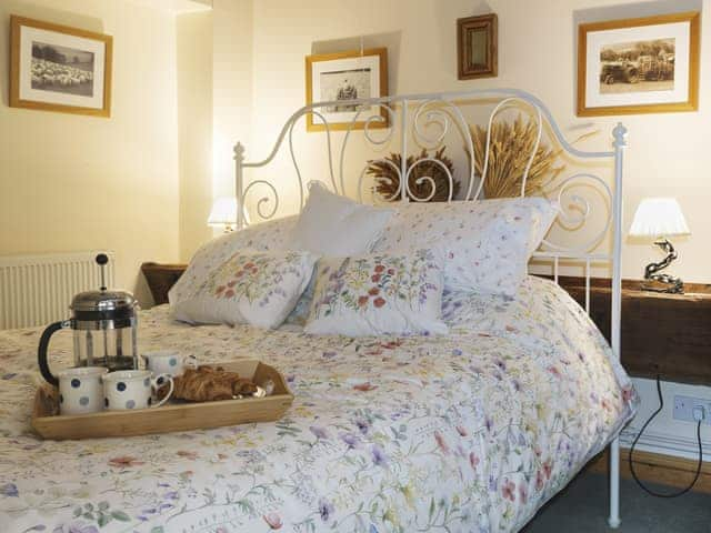 Elegantly decorated king size bedroom with en-suite bathroom | Flowers Barn, Middle Duntisbourne, near Cirencester