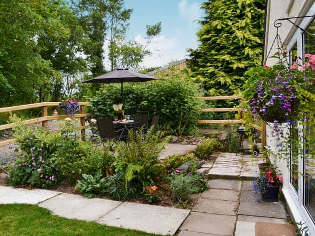 Small enclosed lawned garden with sitting-out area, garden furniture and bbq | Sandpipers, Derril, near Bude 