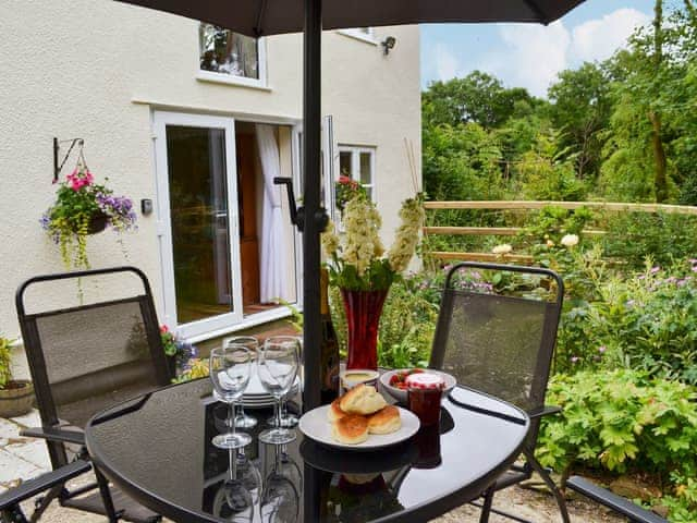 Small enclosed lawned garden with sitting-out area, garden furniture and bbq | Sandpipers, Derril, near Bude 