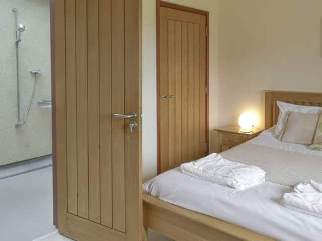 Relaxing double bedroom with en-suite wet room | Millers Rest - Burracott Farm, Poundstock, Bude