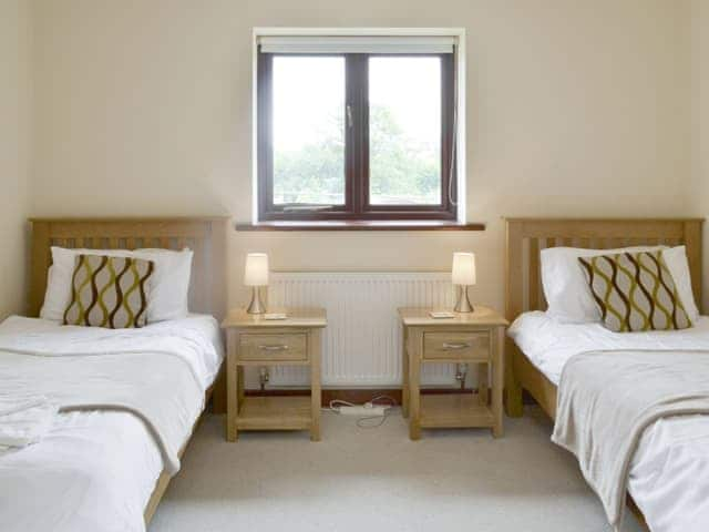 Good-sized twin bedroom with en-suite wet room | Millers Rest - Burracott Farm, Poundstock, Bude