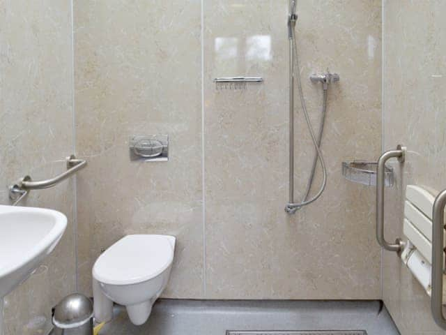 En-suite wet room | Millers Rest - Burracott Farm, Poundstock, Bude