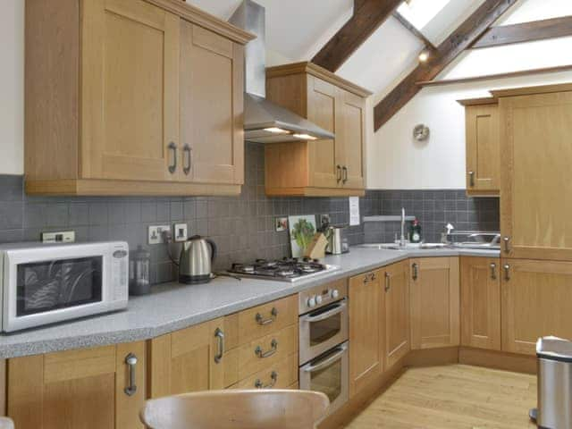 Fully-appointed kitchen | Homeleigh Barn - Burracott Farm, Poundstock, Bude