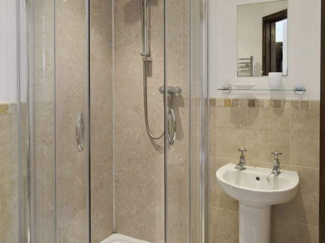 En-suite shower room | Homeleigh Barn - Burracott Farm, Poundstock, Bude