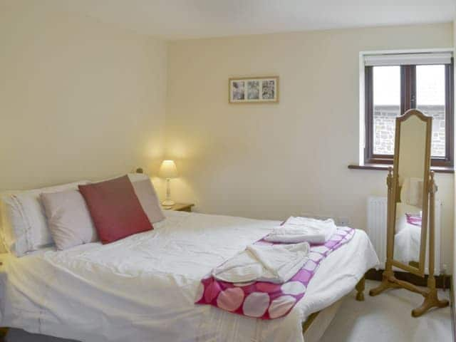 Comfortable double bedroom | Homeleigh Barn - Burracott Farm, Poundstock, Bude