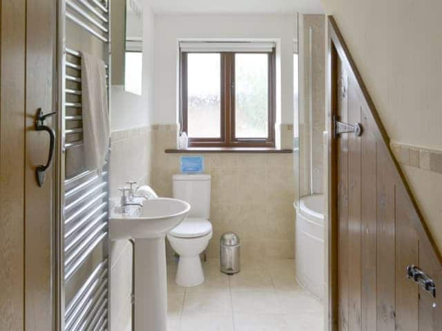 Family bathroom with shower over bath | Homeleigh Barn - Burracott Farm, Poundstock, Bude