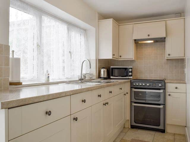 Well-equipped fitted kitchen | The Plough, Bampton, near Witney