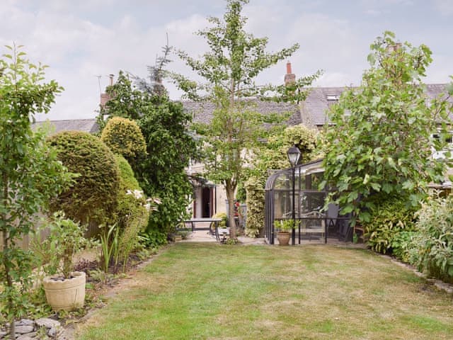 Enclosed lawned garden | The Plough, Bampton, near Witney