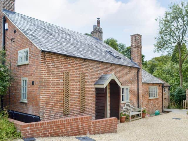 Attractive holiday home | Pond Cottage, Boldre, near Lymington