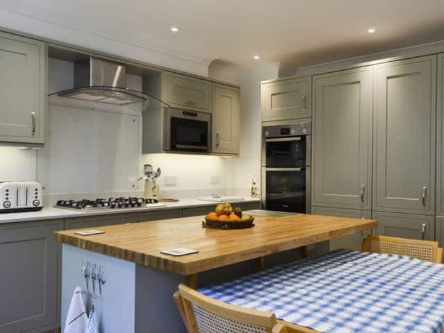 Kitchen and dining room | Riggers Cottage, Bosham