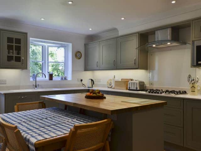 Kitchen and dining room | Riggers Cottage, Bosham