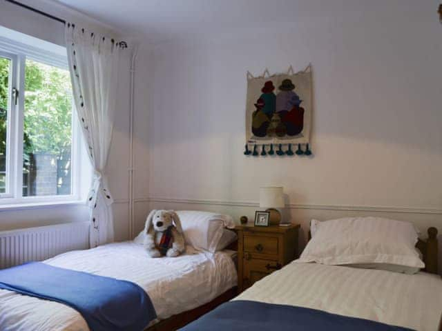 Twin bedroom | Riggers Cottage, Bosham