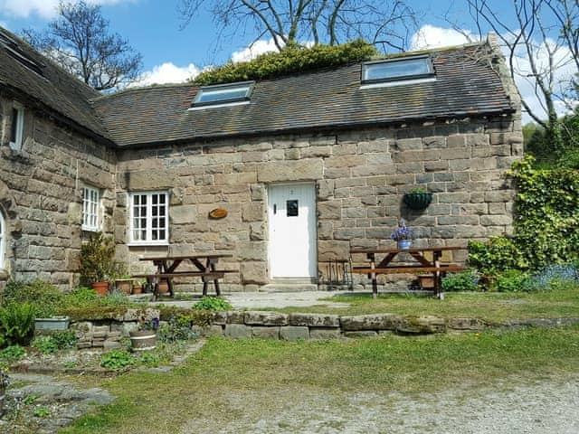 Beautiful rural holiday property set on a working farm | Nightingale Cottage - Leashaw Farm, Whatstandwell, near Matlock