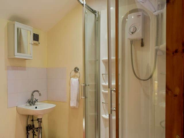 En-suite shower room | West Boundary Farm Cottage 1 - West Boundary Farm Cottages, Pilling, near Preesall