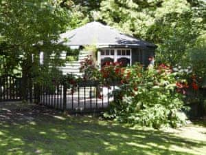 Romantic woodland hideaway | Beach Retreat - Treloyhan, St Ives