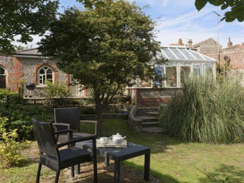 Established garden with garden furniture | Dell Cottage, Mundesley, near North Walsham