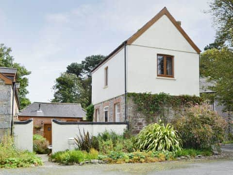 Characterful ground floor apartment with enclosed courtyard | Horseshoe - Penmorvah Manor Courtyard Cottages, Budock Water, near Falmouth