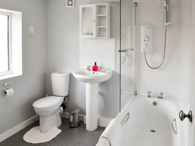 Bathroom with shower over bath, and toilet | Eventide, Broom, near Biggleswade