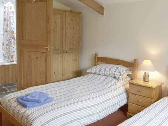 Ground floor twin bedroom with en-suite | The Shippon, St Gennys, Bude