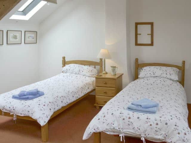 Light and airy first floor twin bedroom | The Shippon, St Gennys, Bude