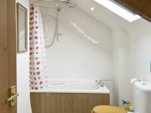 First floor family bathroom | The Shippon, St Gennys, Bude