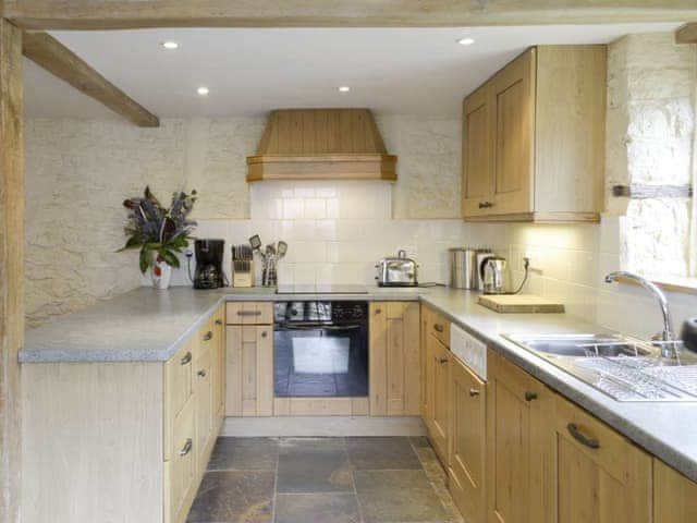 Well-equipped fitted kitchen | Ringslade Barn and Cinema, Highweek, near Newton Abbot