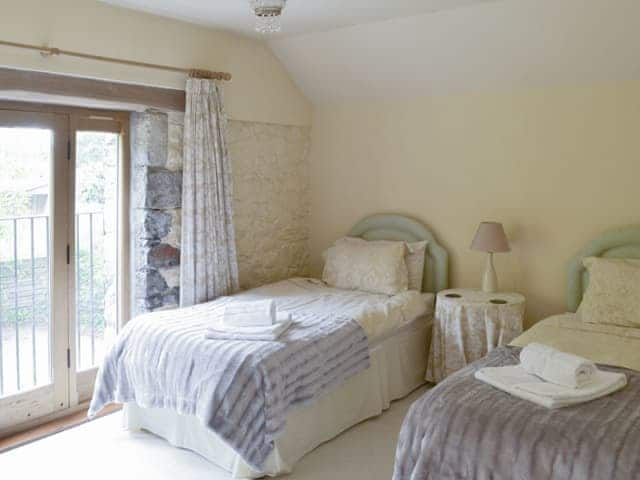 Light and airy twin bedroom | Ringslade Barn and Cinema, Highweek, near Newton Abbot