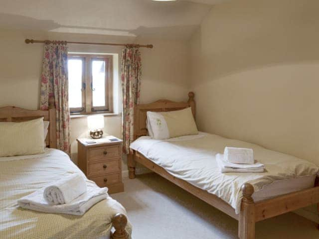 Relaxing twin bedroom | Ringslade Barn and Cinema, Highweek, near Newton Abbot