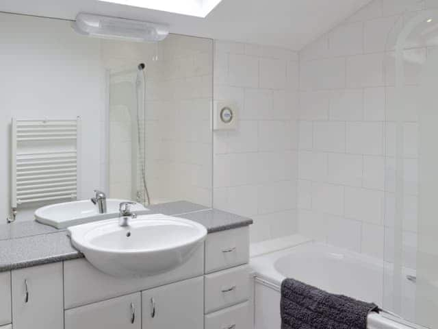 Family bathroom with shower over bath | Ringslade Barn and Cinema, Highweek, near Newton Abbot