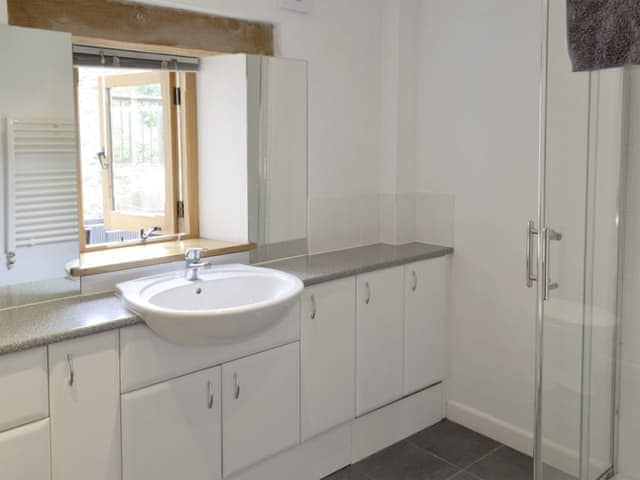 Ground floor shower room | Ringslade Barn and Cinema, Highweek, near Newton Abbot