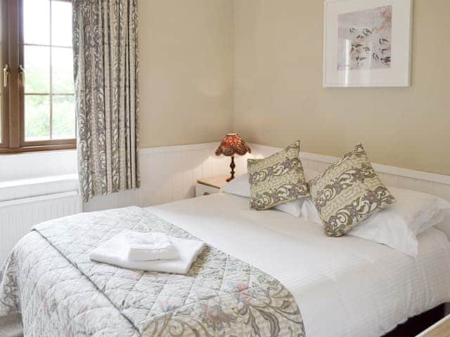 Relaxing double bedroom | Hayloft - Penmorvah Manor Courtyard Cottages, Budock Water, near Falmouth